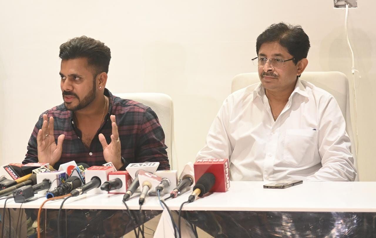 Manoj Tiwary (L) and Snehasis Ganguly (R) address the media at Eden Gardens today [Credits: CAB]