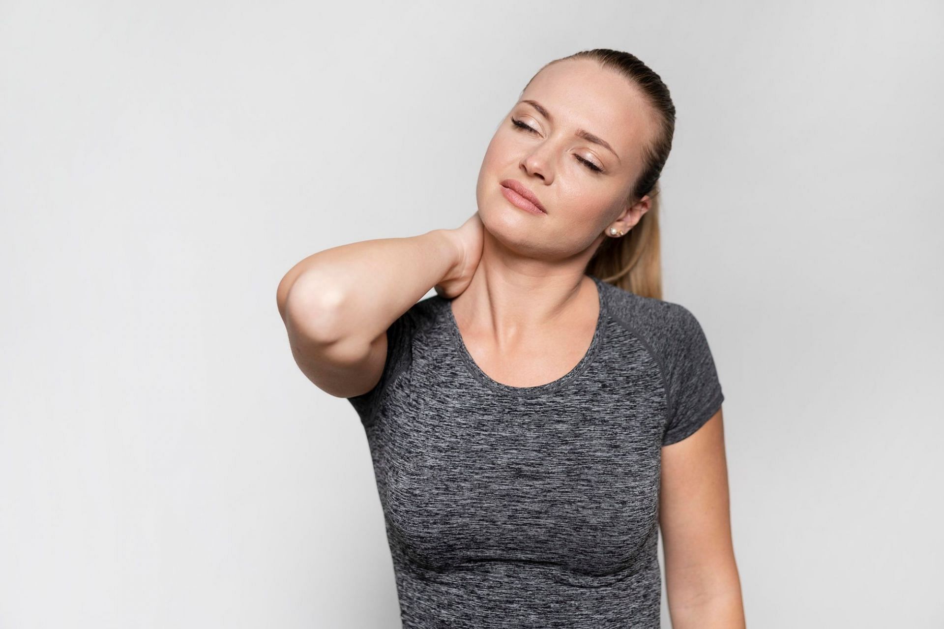 Sideward neck stretch. Image credits: (Freepik)