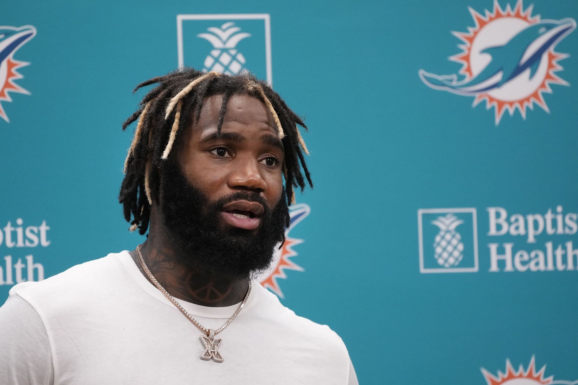 Helmet Stalker on X: Dolphins DB Xavien Howard is wearing SpeedFlex,  finished career in it at Baylor. Air XP before that.   / X