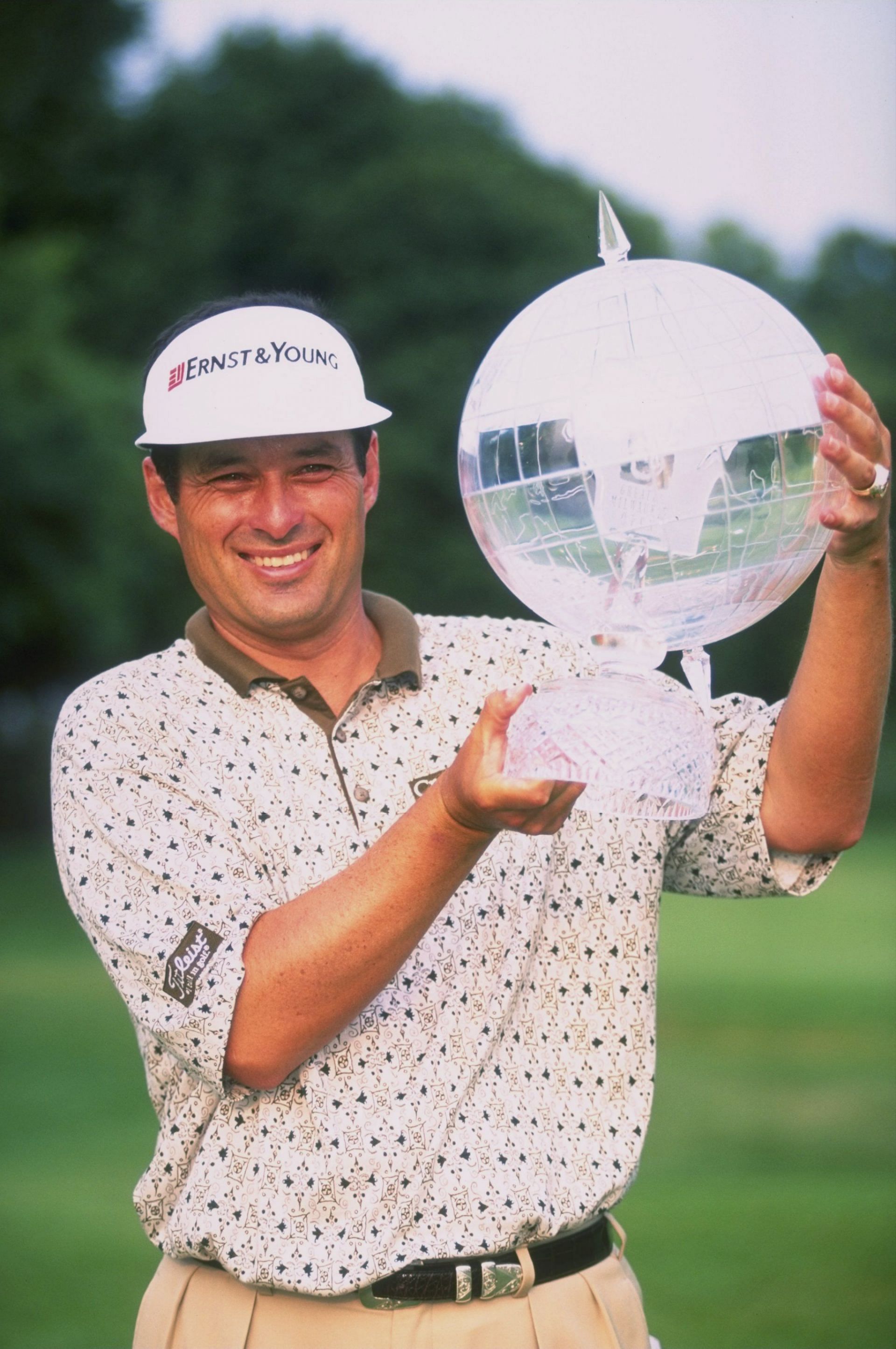 Loren Roberts winning the Greater Milwaukee Open in 1996 (via Getty)