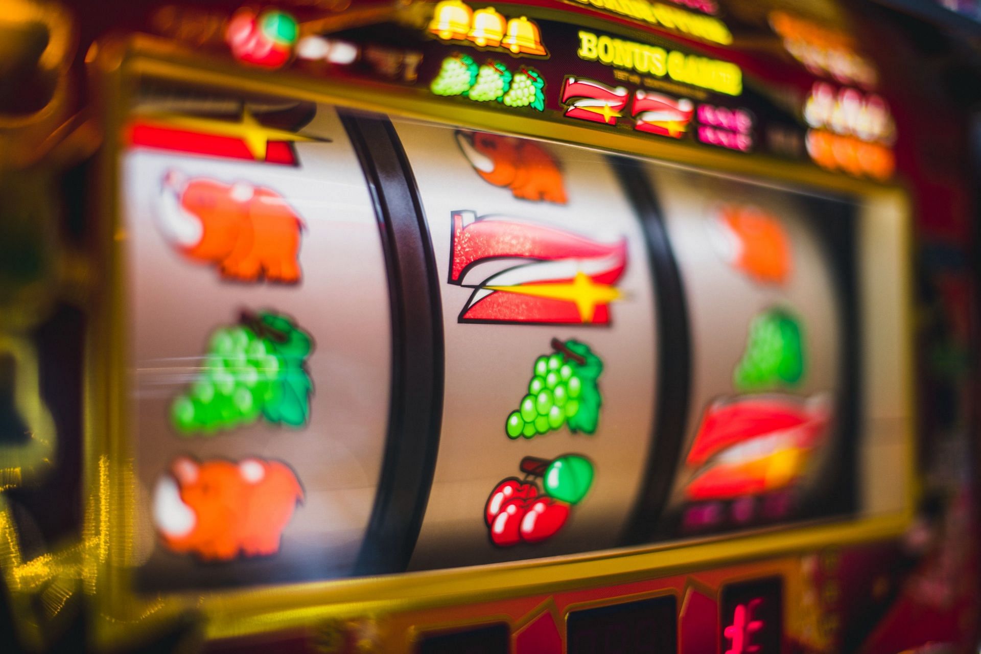 The slots may seem fascinating, but regulation is the only way to protect yourself. (Image via Freepik/ Freepik)