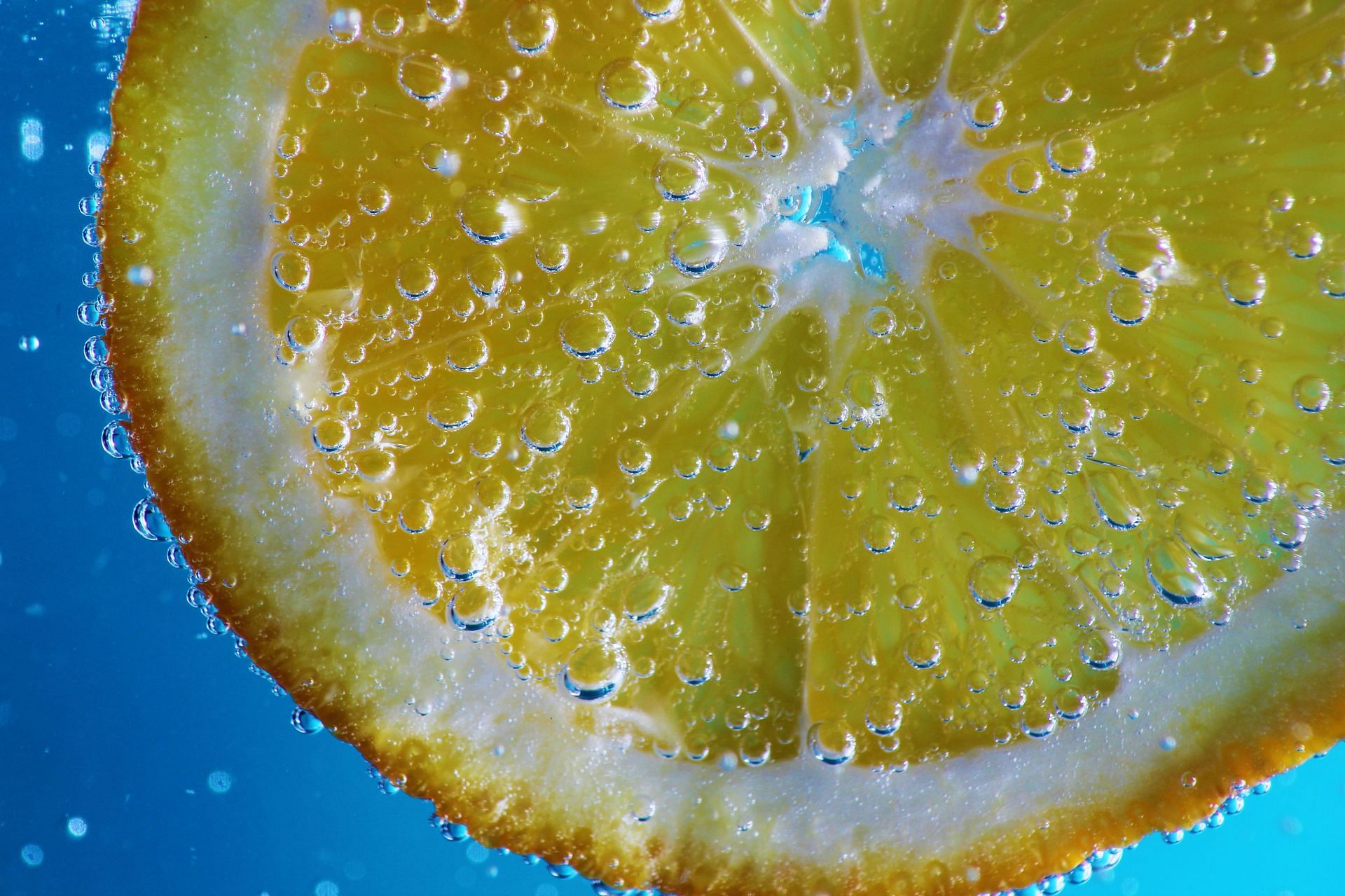 Benefits of drinking lemon water before bed (Image via Unsplash / Sam Cemik)
