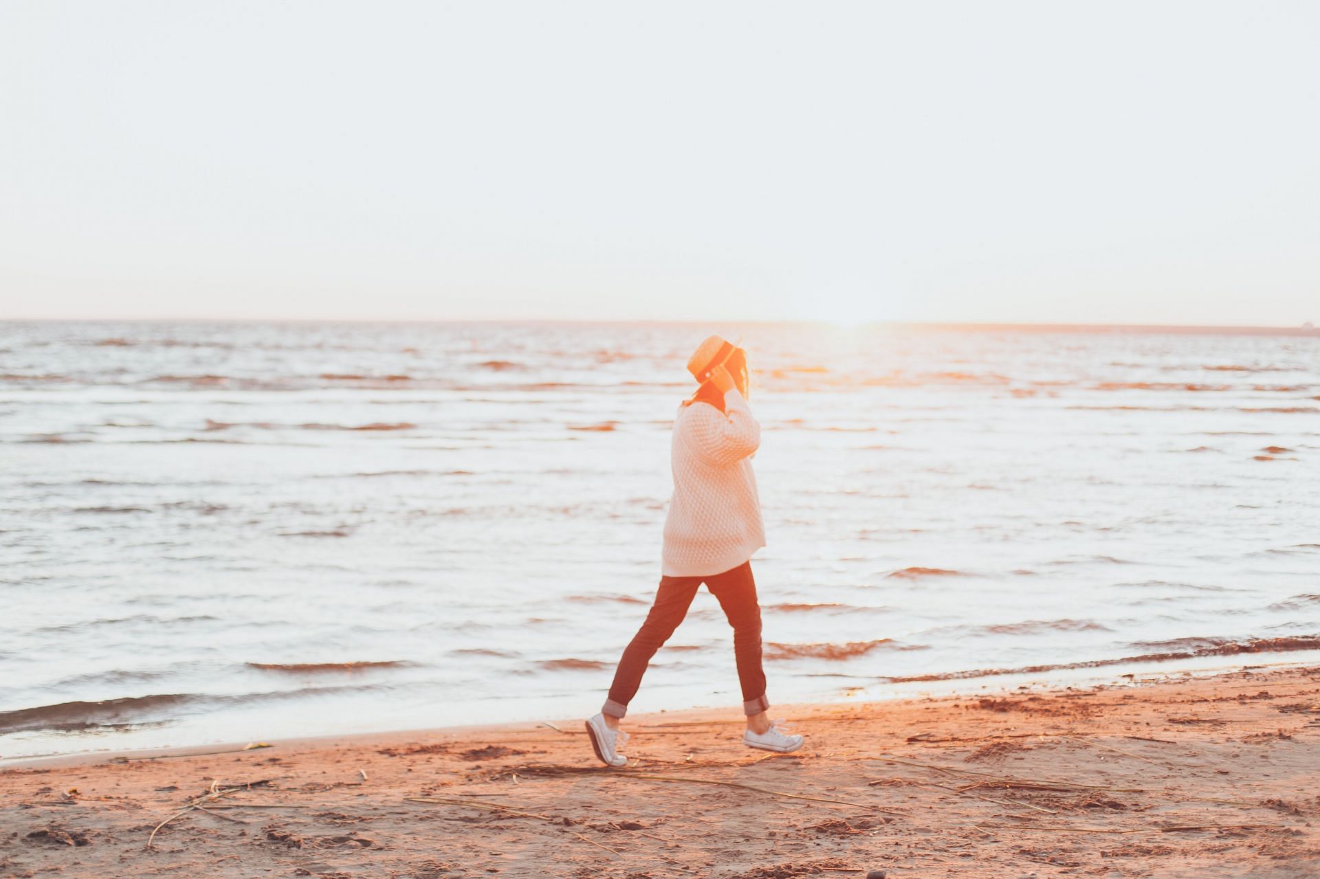 Walking 4k steps can help reduce risk of premature death (Image via Pexels / Elina Sazonova)