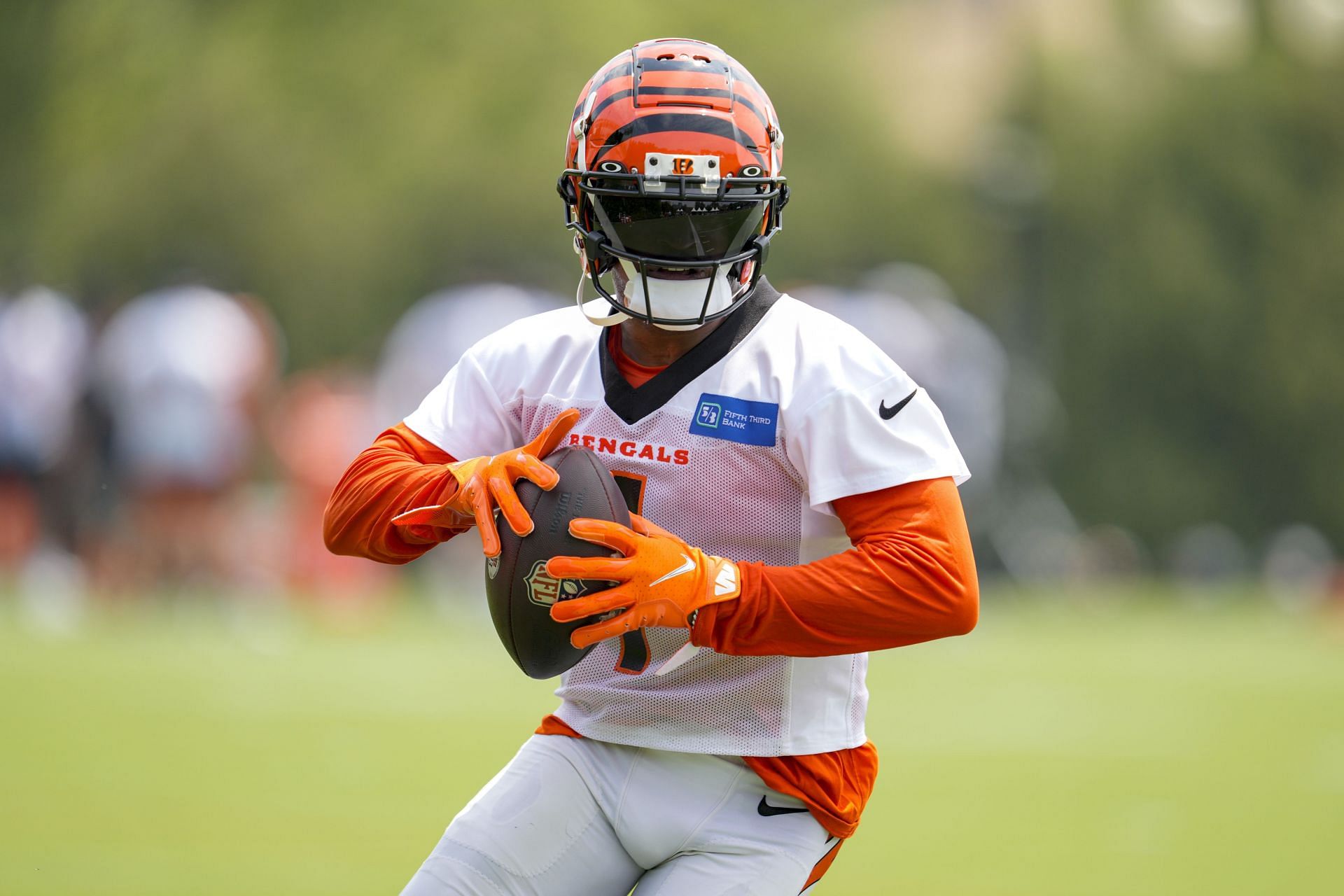 Bulldogs In The NFL - Image 46: Minnesota Vikings wide receiver Justin  Jefferson (18) runs from Chicago Bears linebacker Roquan Smith (58) after  catching a pass during the first half of an