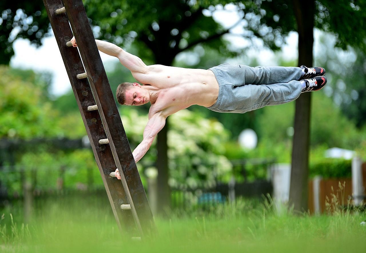 Calisthenics vs Weightlifting (Image via Getty Images)