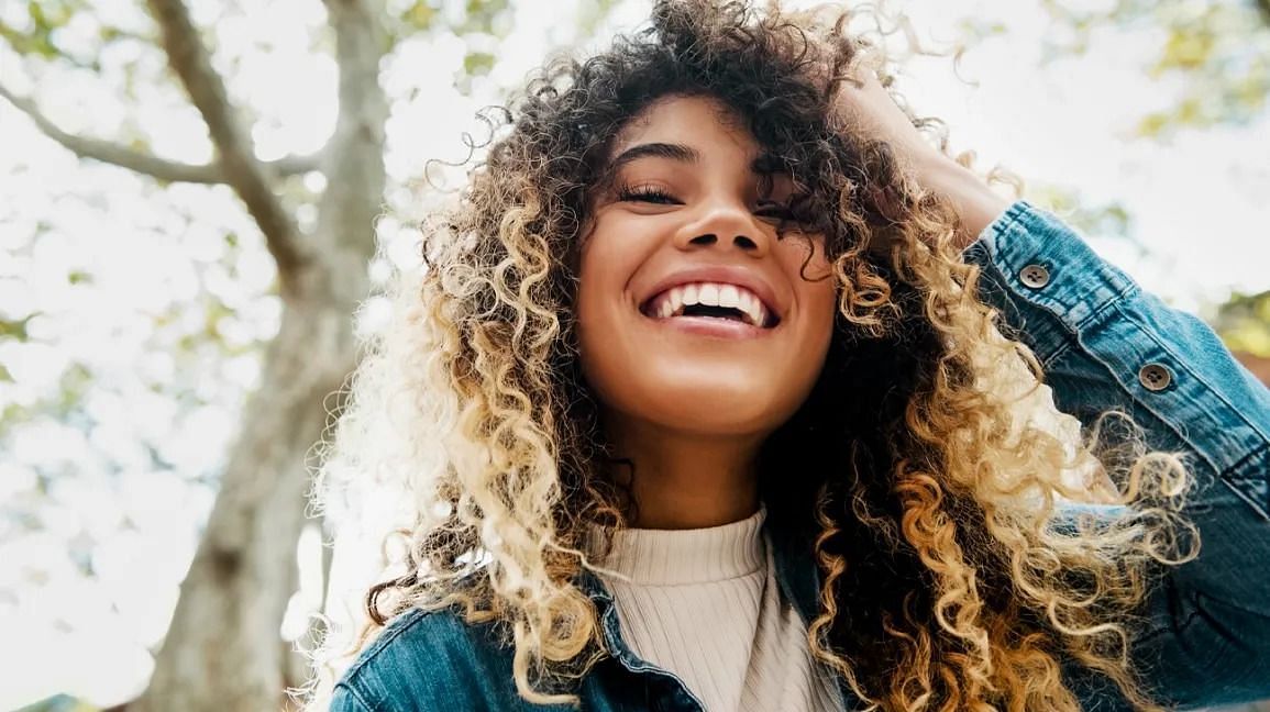 Lemon juice to lighten hair (Image via Getty Images)