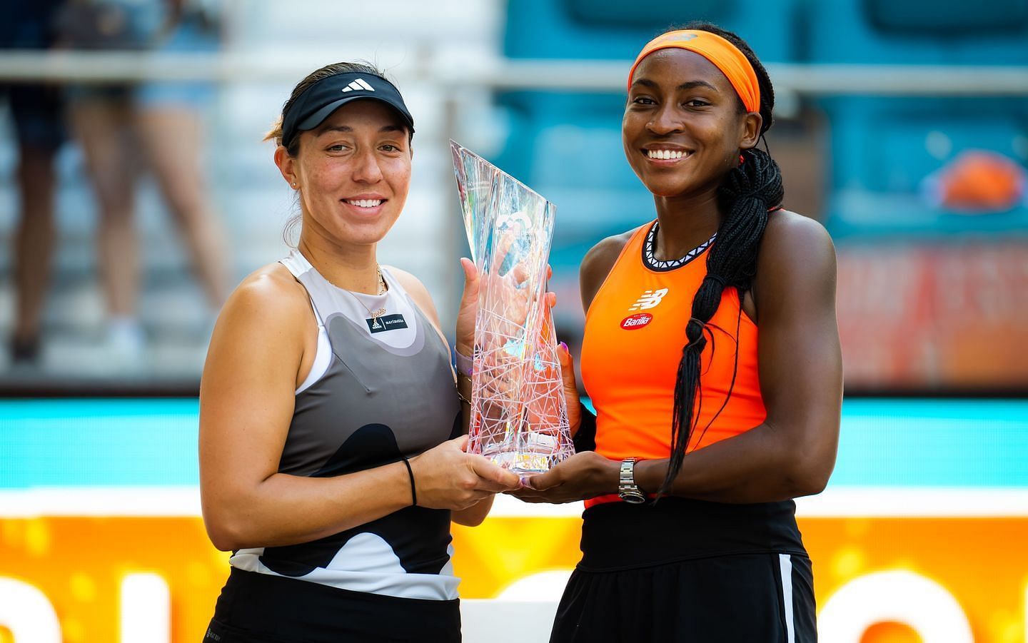 Jessica Pegula (L) and Coco Gauff pose with the Miami Open women&#039;s doubles trophy