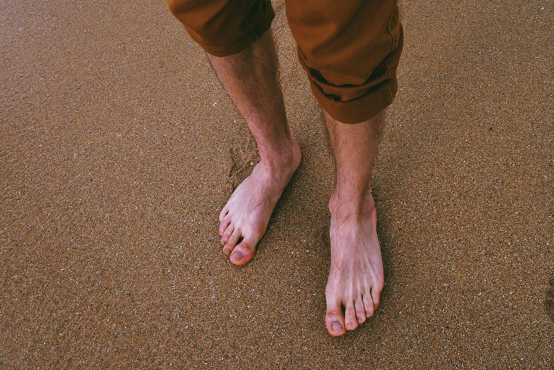 Numerous studies and anecdotal evidence support the notion that walking barefoot has numerous health benefits (Gabriela Mendes/ Pexels)
