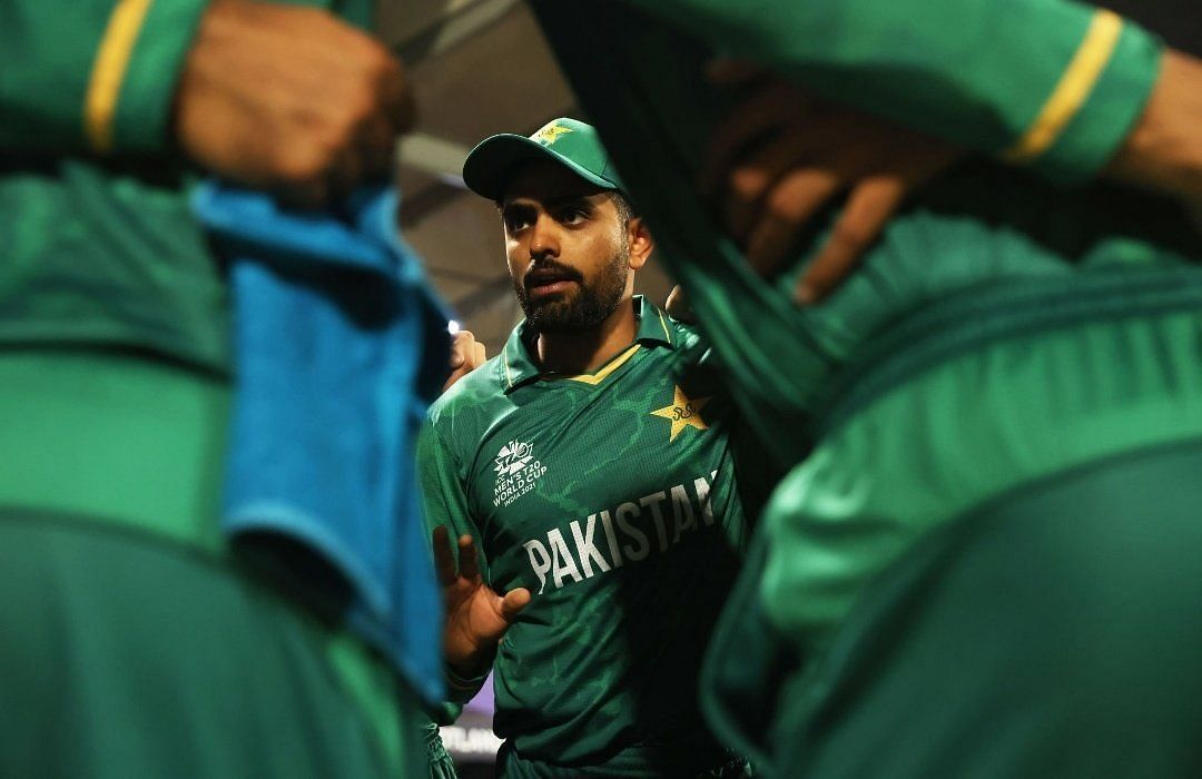 Pakistan captain Babar Azam addresses his teammates. (Image Credits: Twitter)