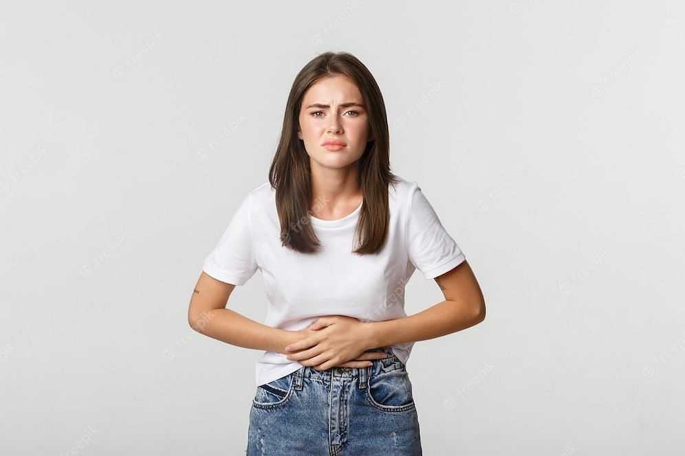 Constant stomach aches or feeling of throwing up (Image via freepik)
