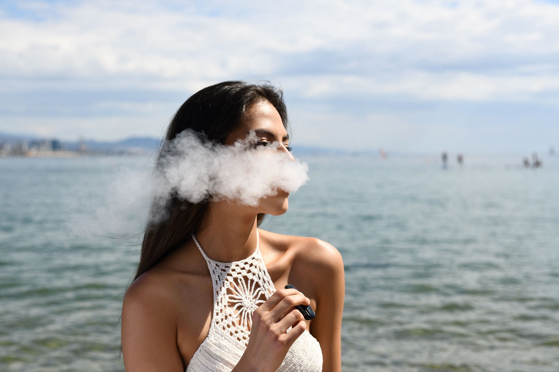 Smoking e-cigarettes increases respiratory risk among teens within 30 days. (Image via Unsplash/ Formm Agency)