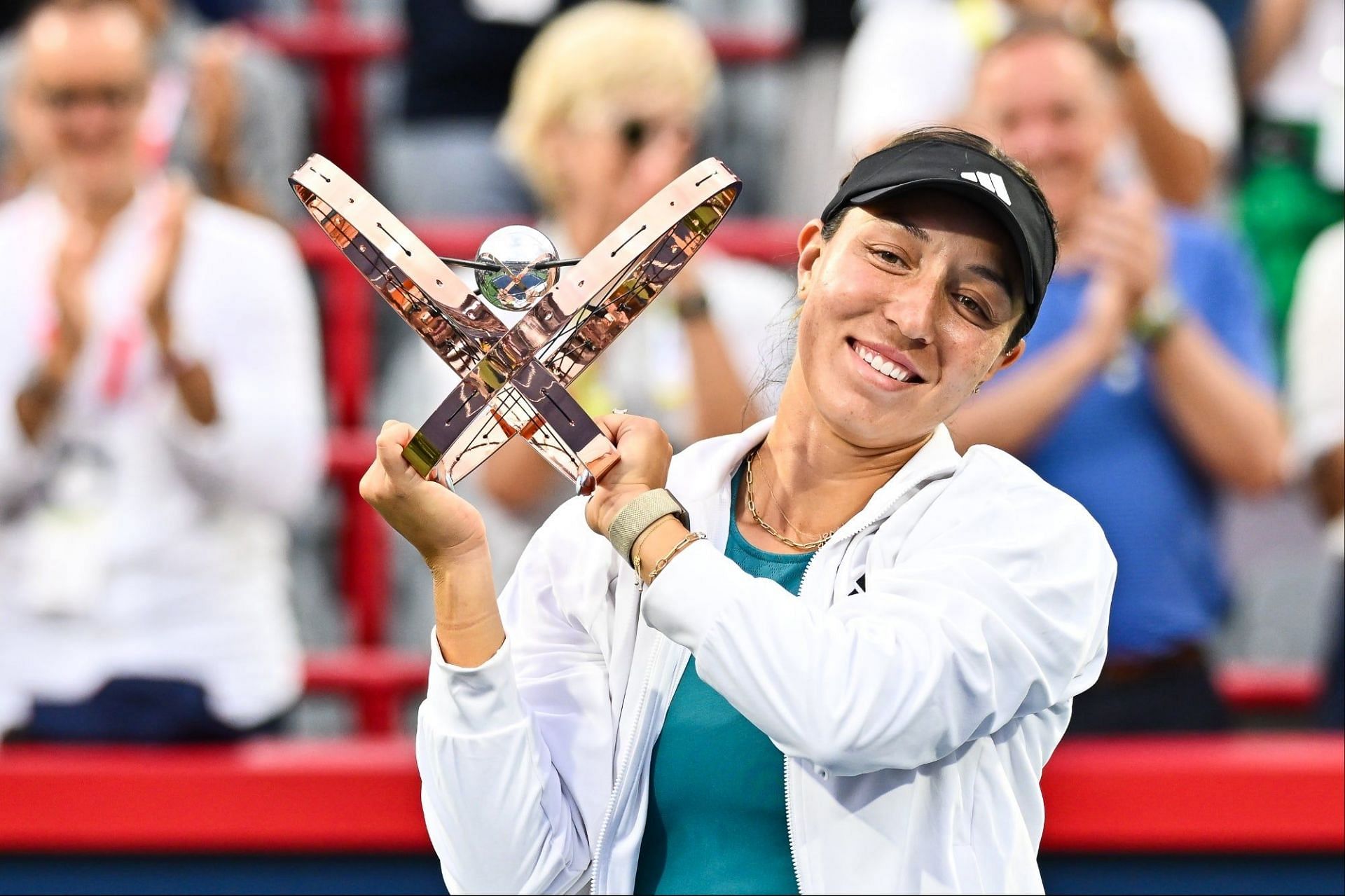 Jessica Pegula poses with the WTA 1000 title in Montreal