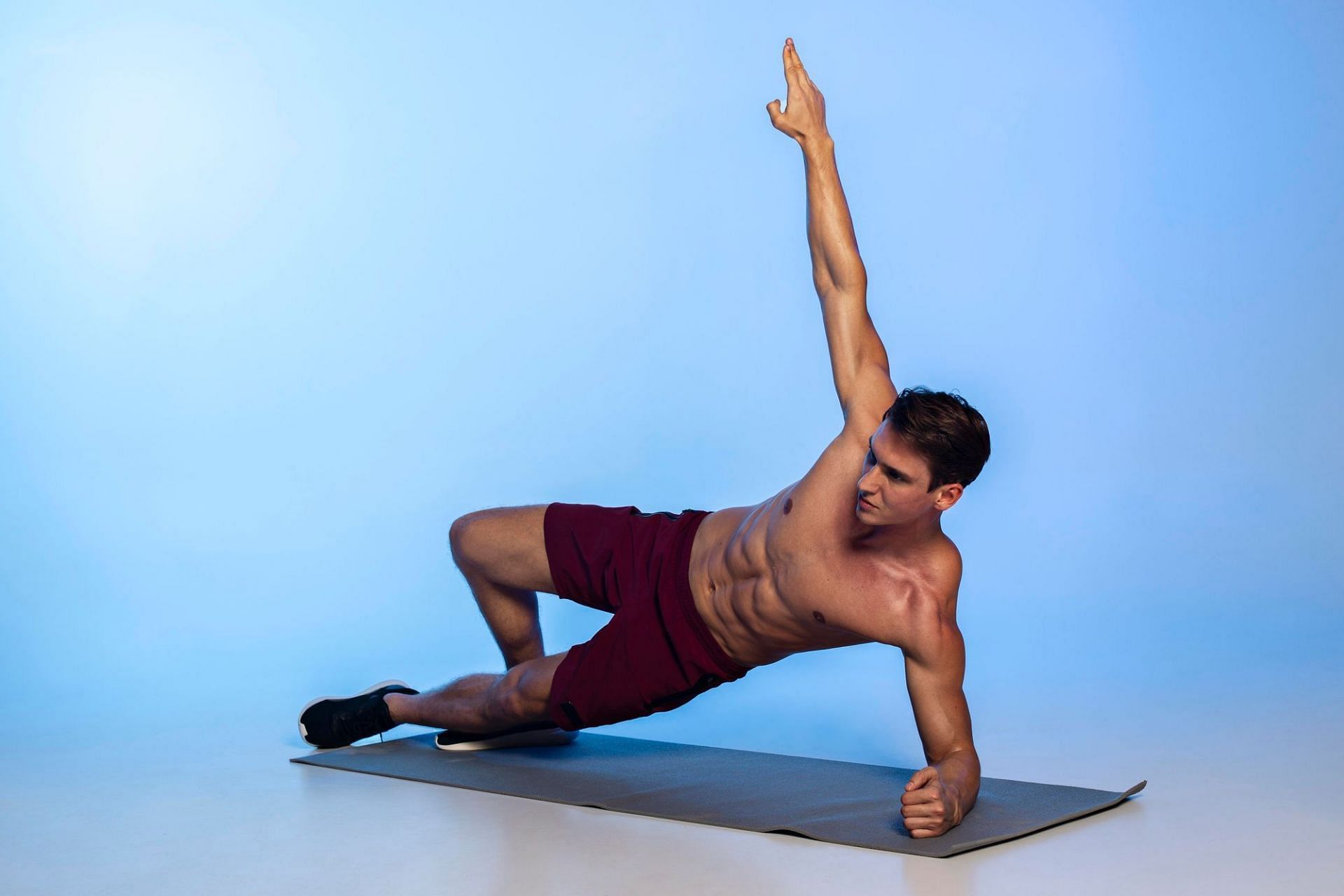 Side planks. (Image credits: Freepik)