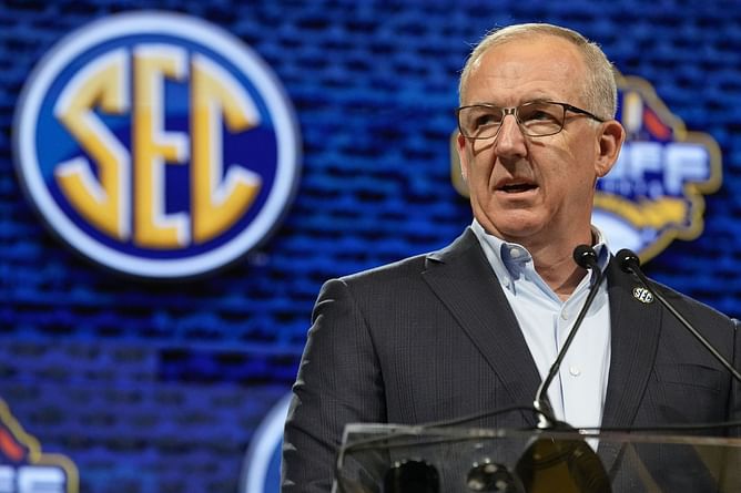 CFB insider hints at 2 schools joining SEC post Big-12 and Big Ten poaching 5 Pac-12 schools