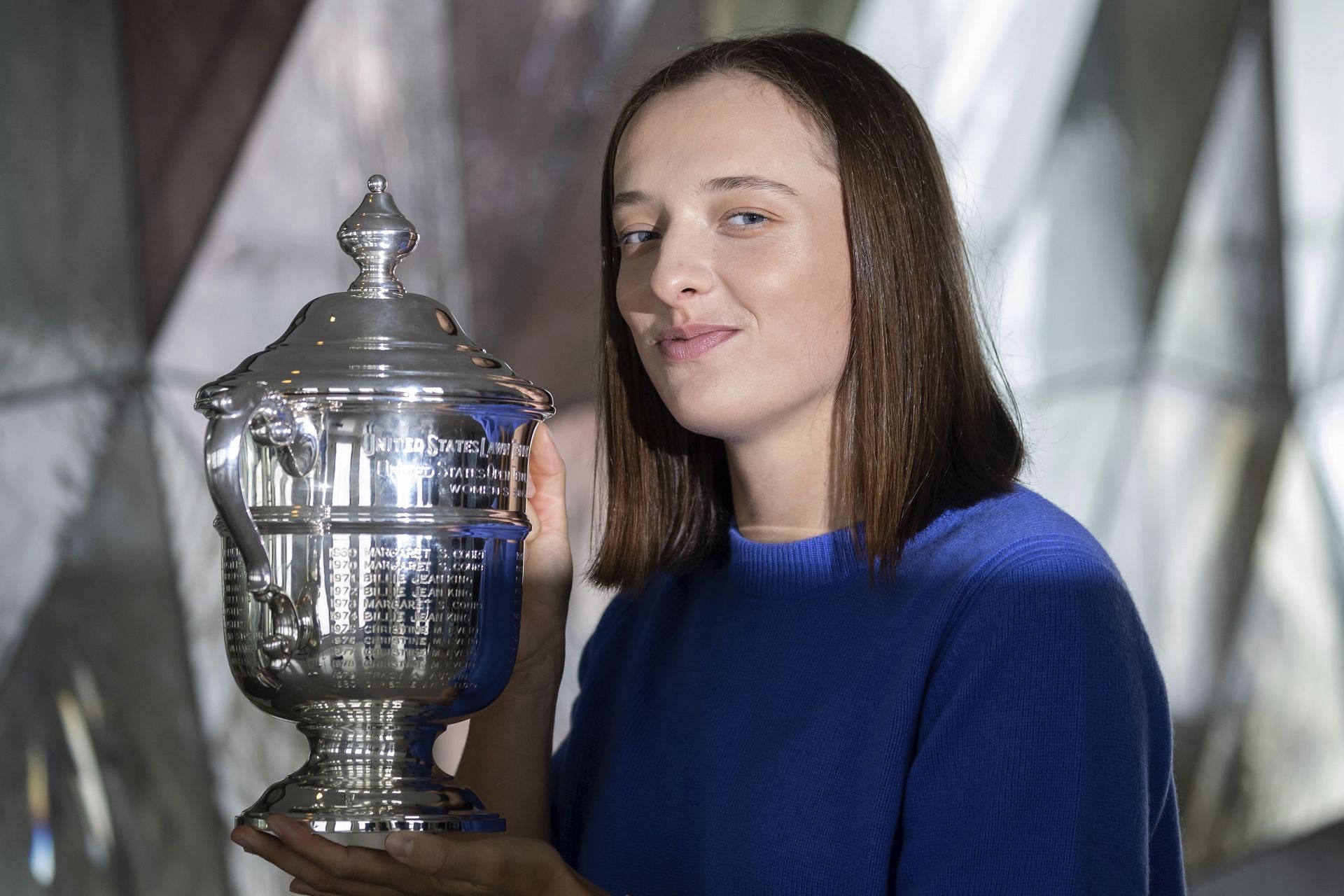 Iga Swiatek poses with the 2022 US Open title