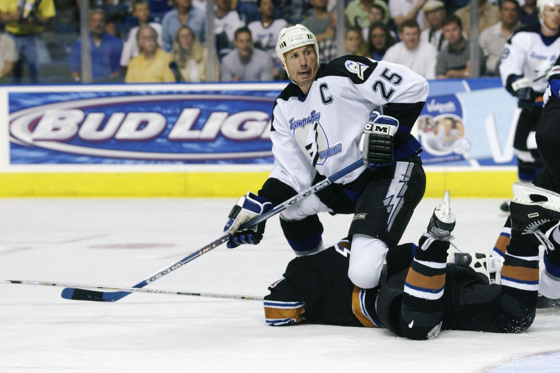 Dave Andreychuk kneels on Captials&#039; player