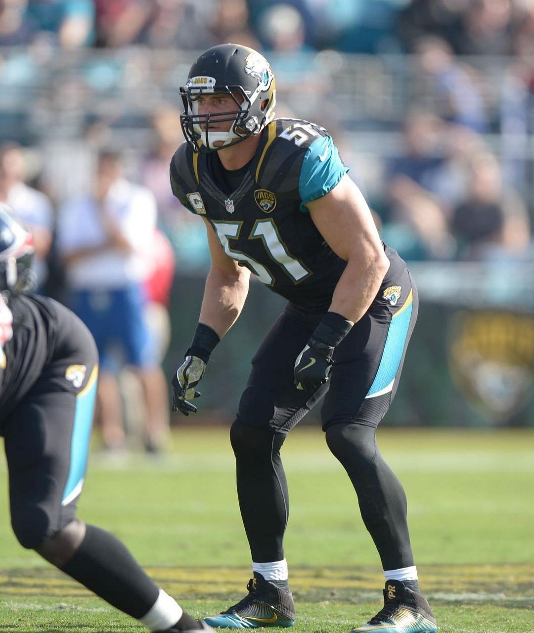 Paul Posluszny of the Buffalo Bills plays against the Pittsburgh