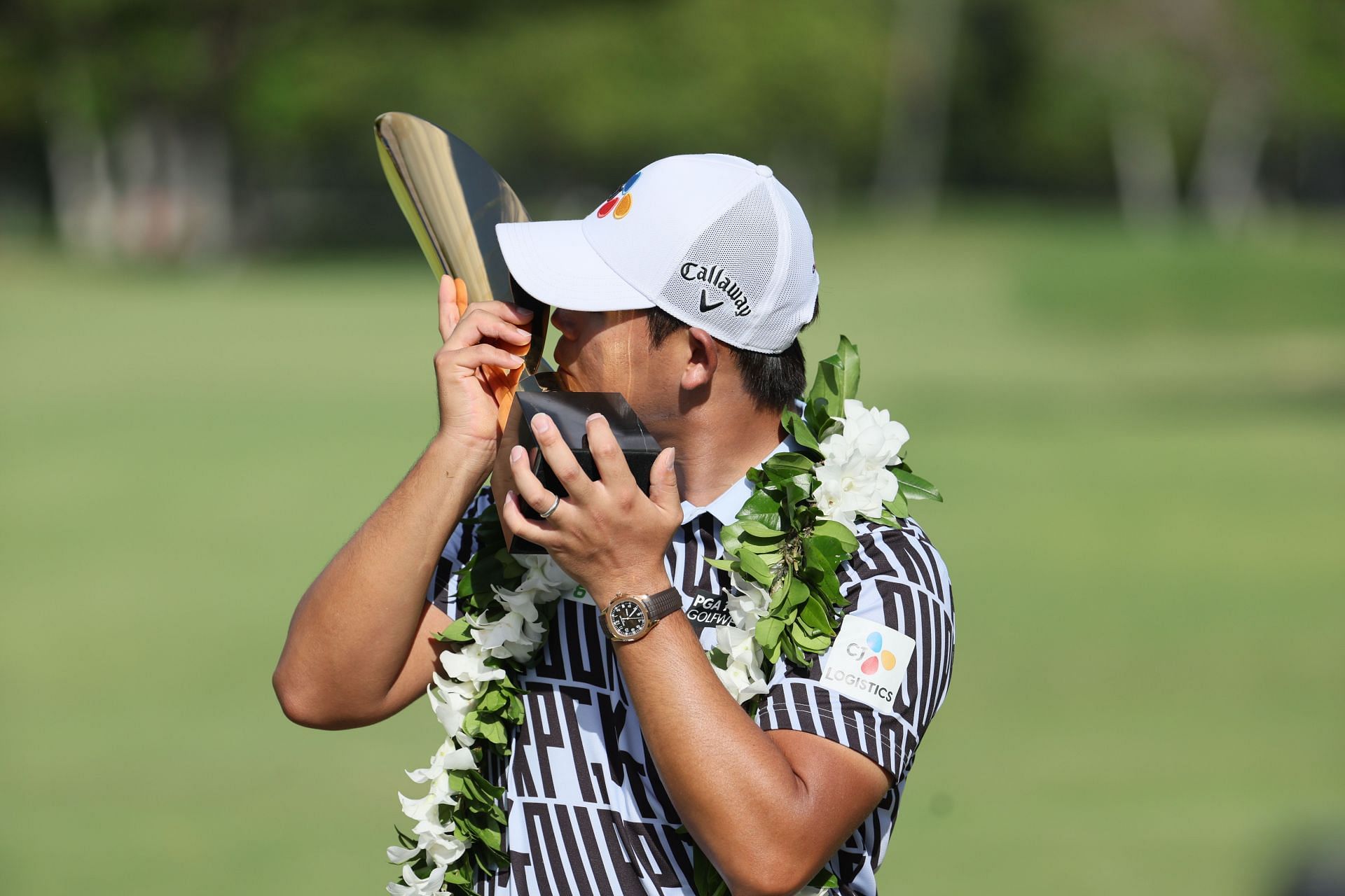 Si Woo Kim with the Sony Open trophy, 2023 (via Getty Images)
