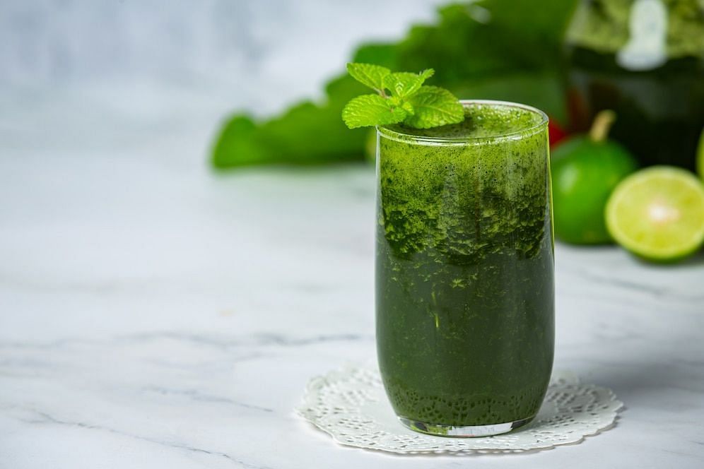 Spinach-mint juice (Image via Freepik/jcomp)