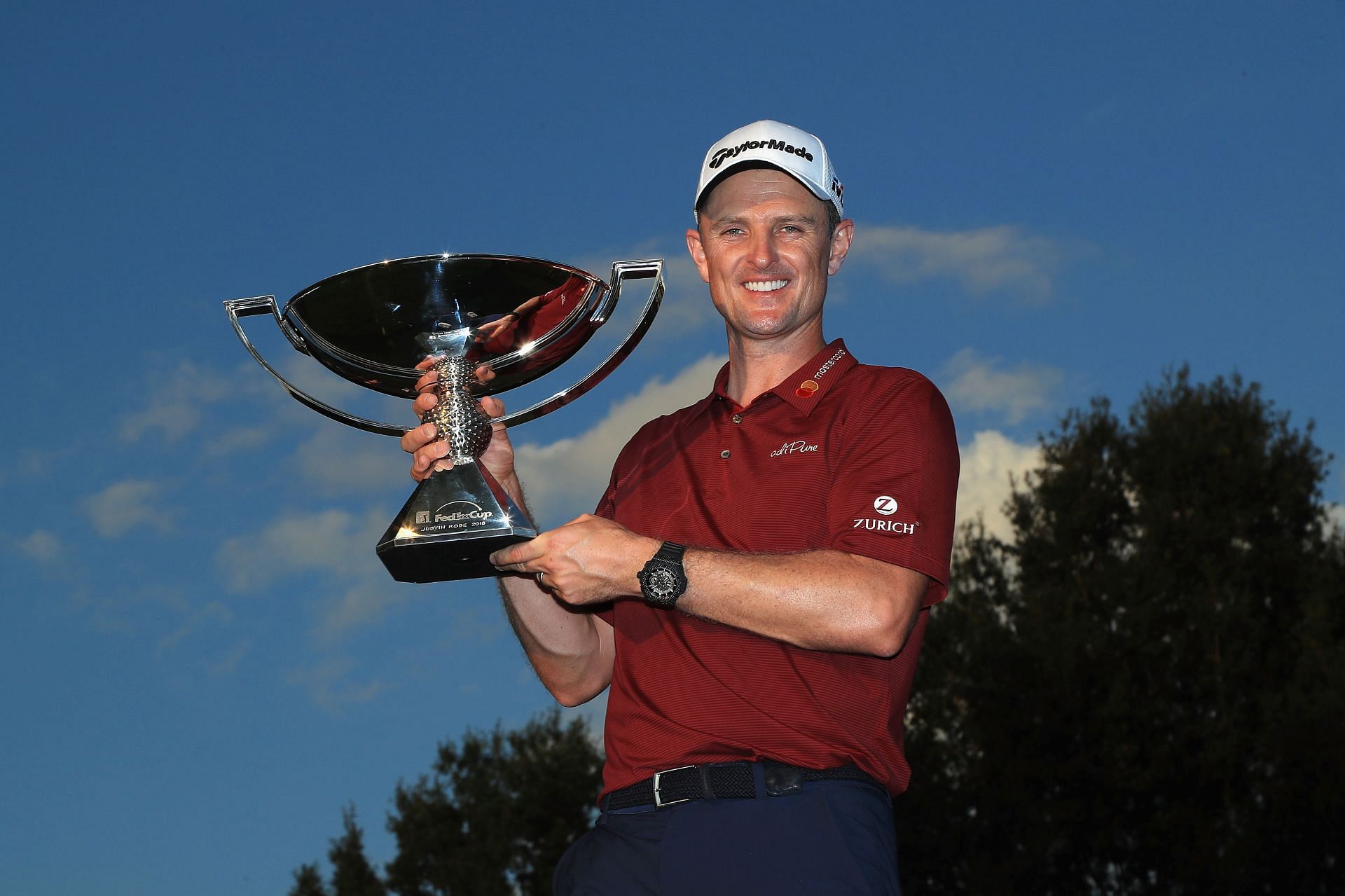 Justin Rose poses with the FedEx Cup trophy (Image via Getty)