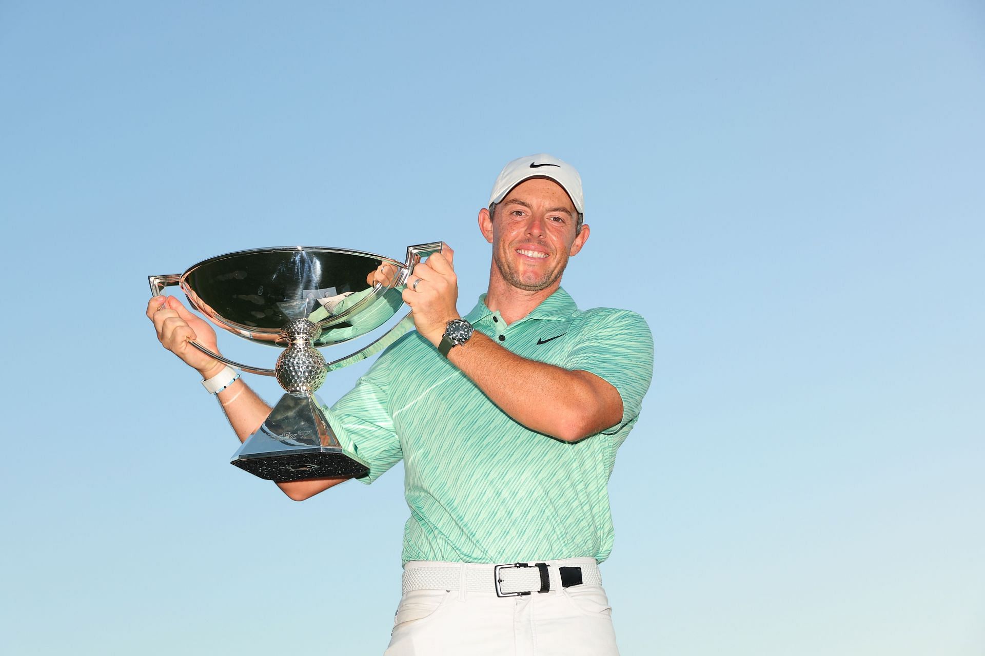 Rory McIlroy with the FedEx Cup trophy after winning the 2022 Tour Championship (via Getty Images)