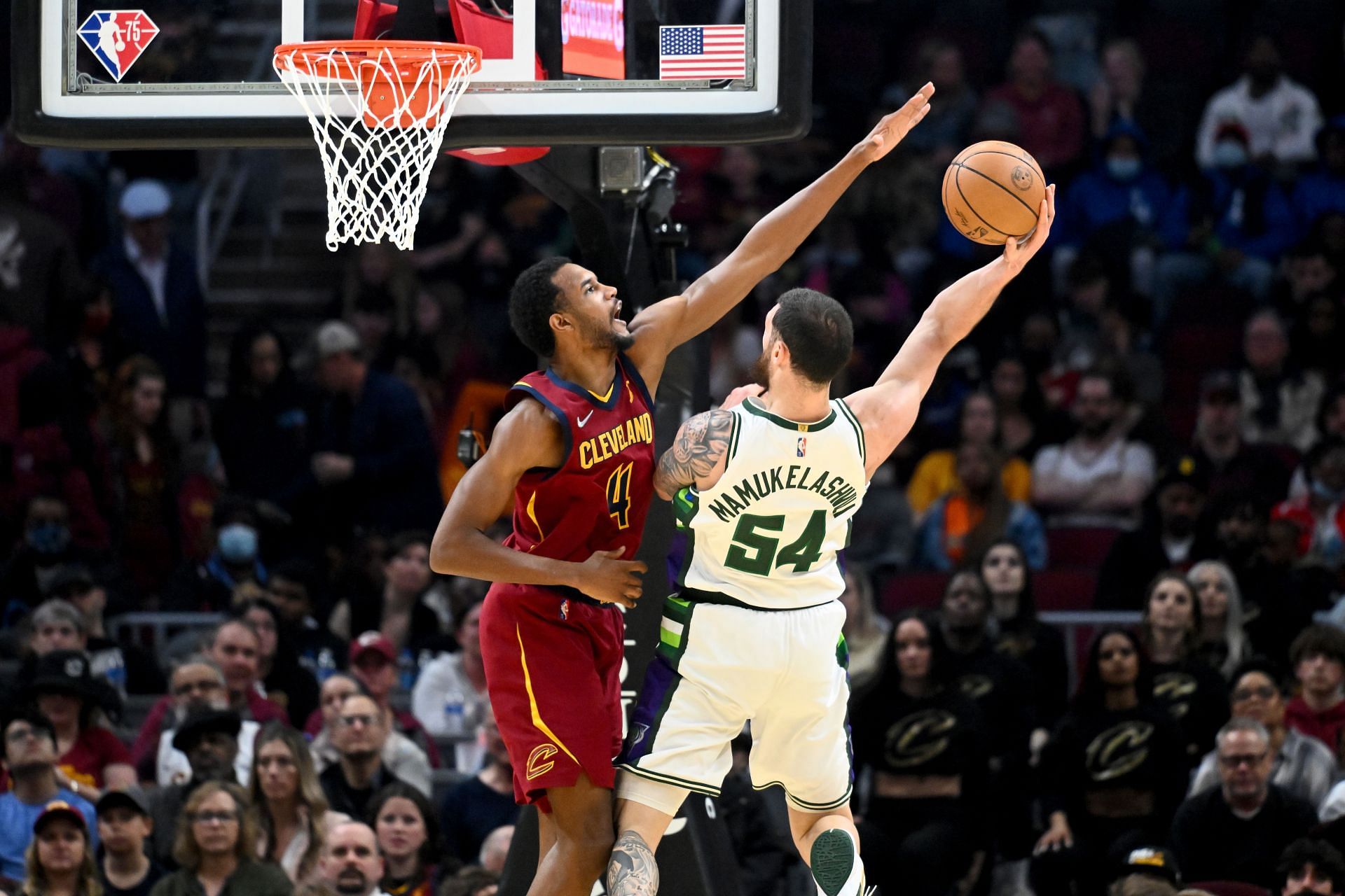 Evan Mobley blocks Sandro Mamukelashvili