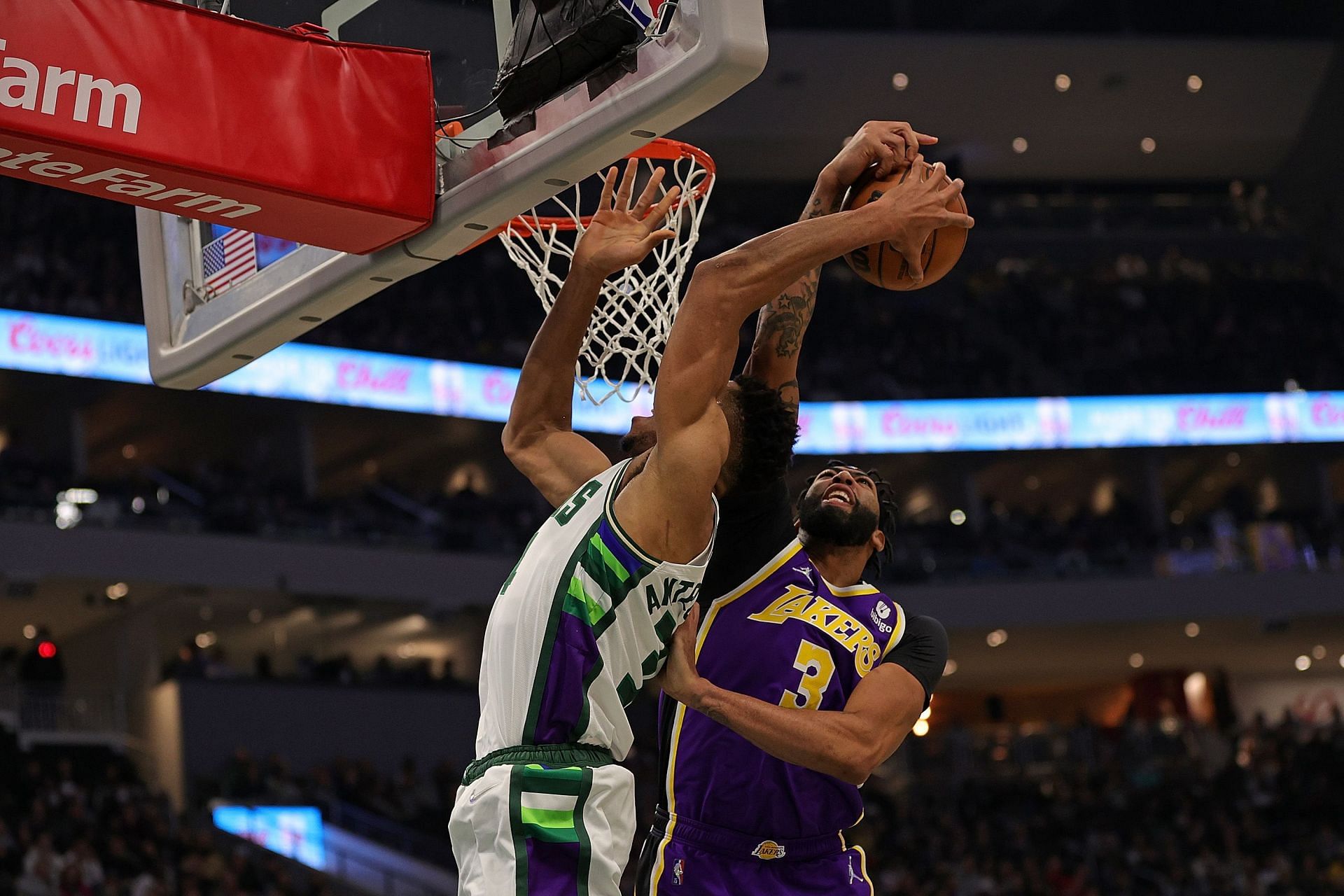 Anthony Davis blocks Giannis Antetokounmpo