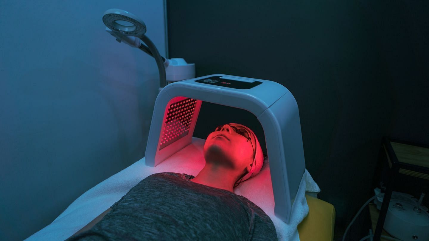 Red light therapy (Image via Getty Images)