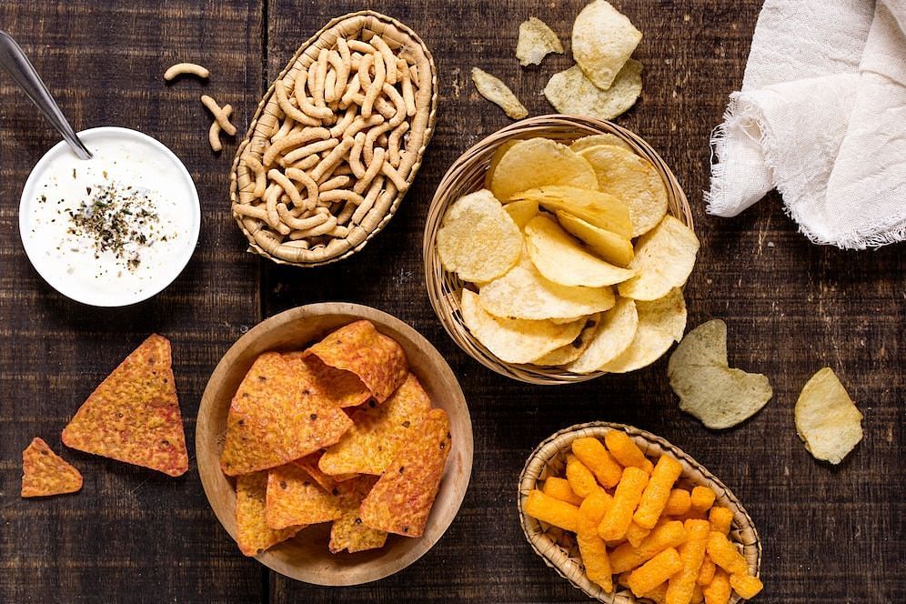 Processed foods weaken the immune system. (Image via Freepik)