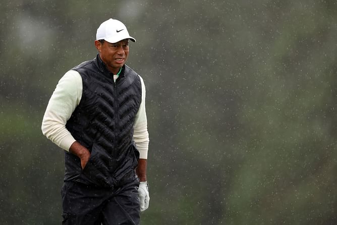 What does Tiger Woods carry in his pockets when he plays?