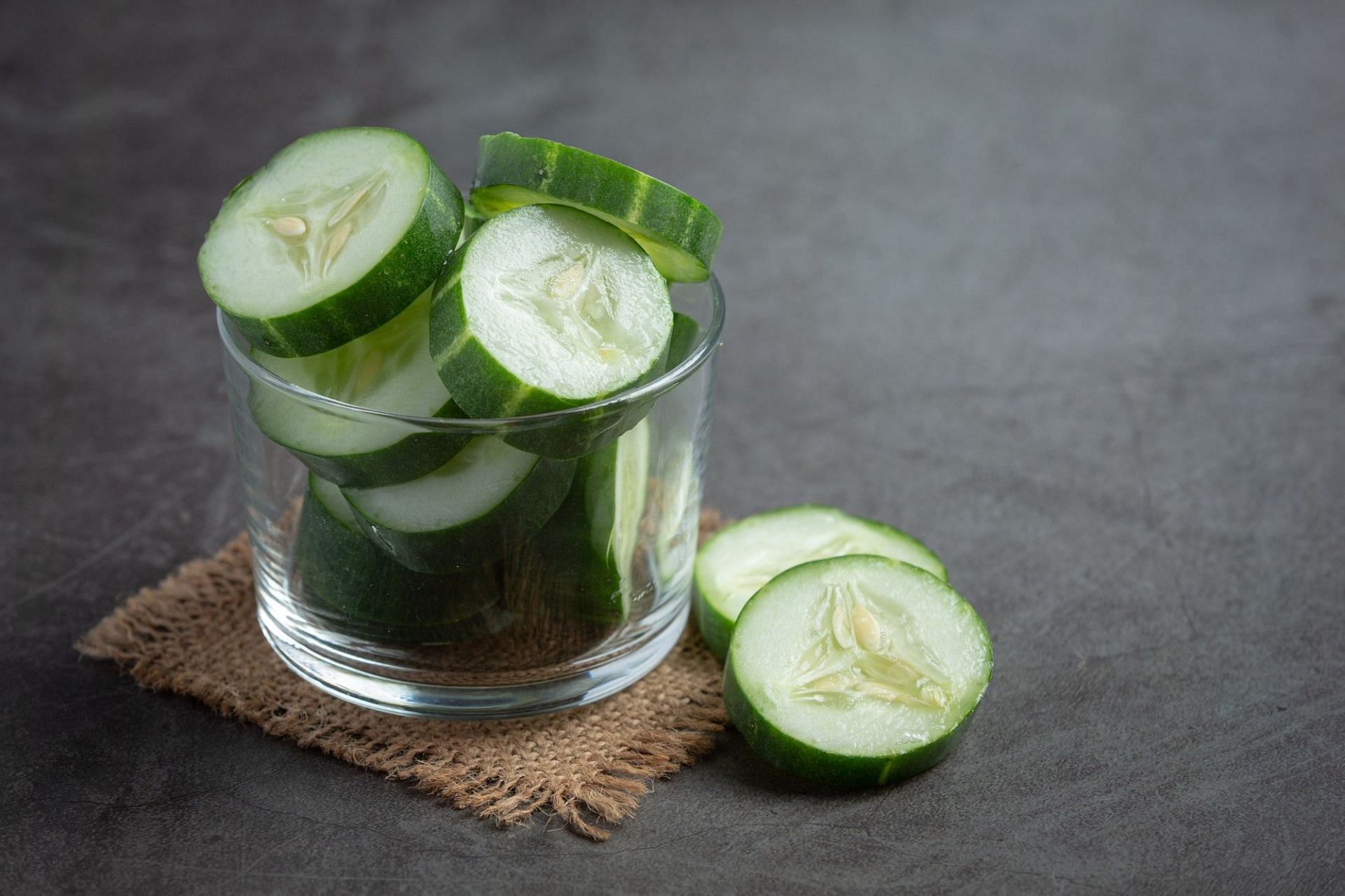 Cucumber water can be made at home. (Photo via Freepik/jcomp)