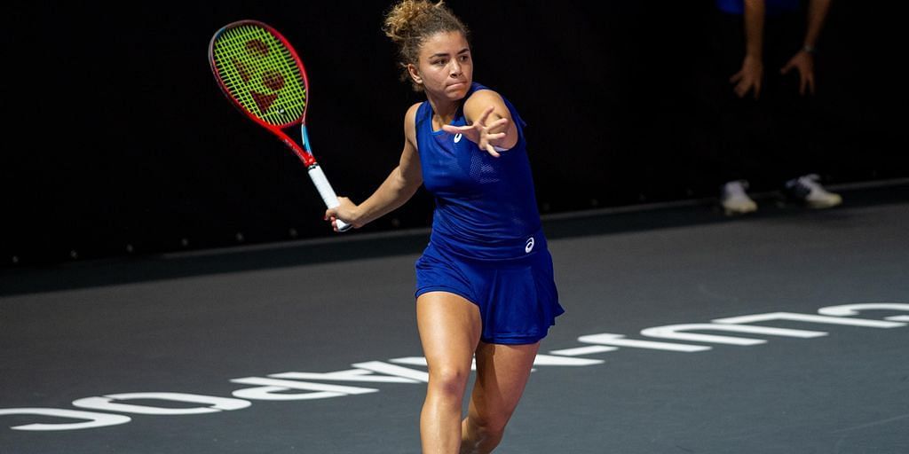 Jasmine Paolini prepares to hit a forehand