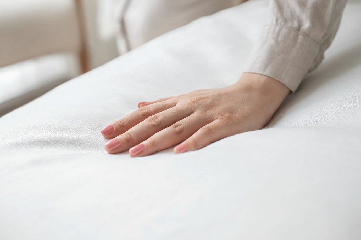 Moisture-absorbing bedsheets are best for hot sleepers (Image by Rawpixel.com on Freepik)