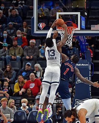 Jaren Jackson Jr. using his physicality for dunking the ball