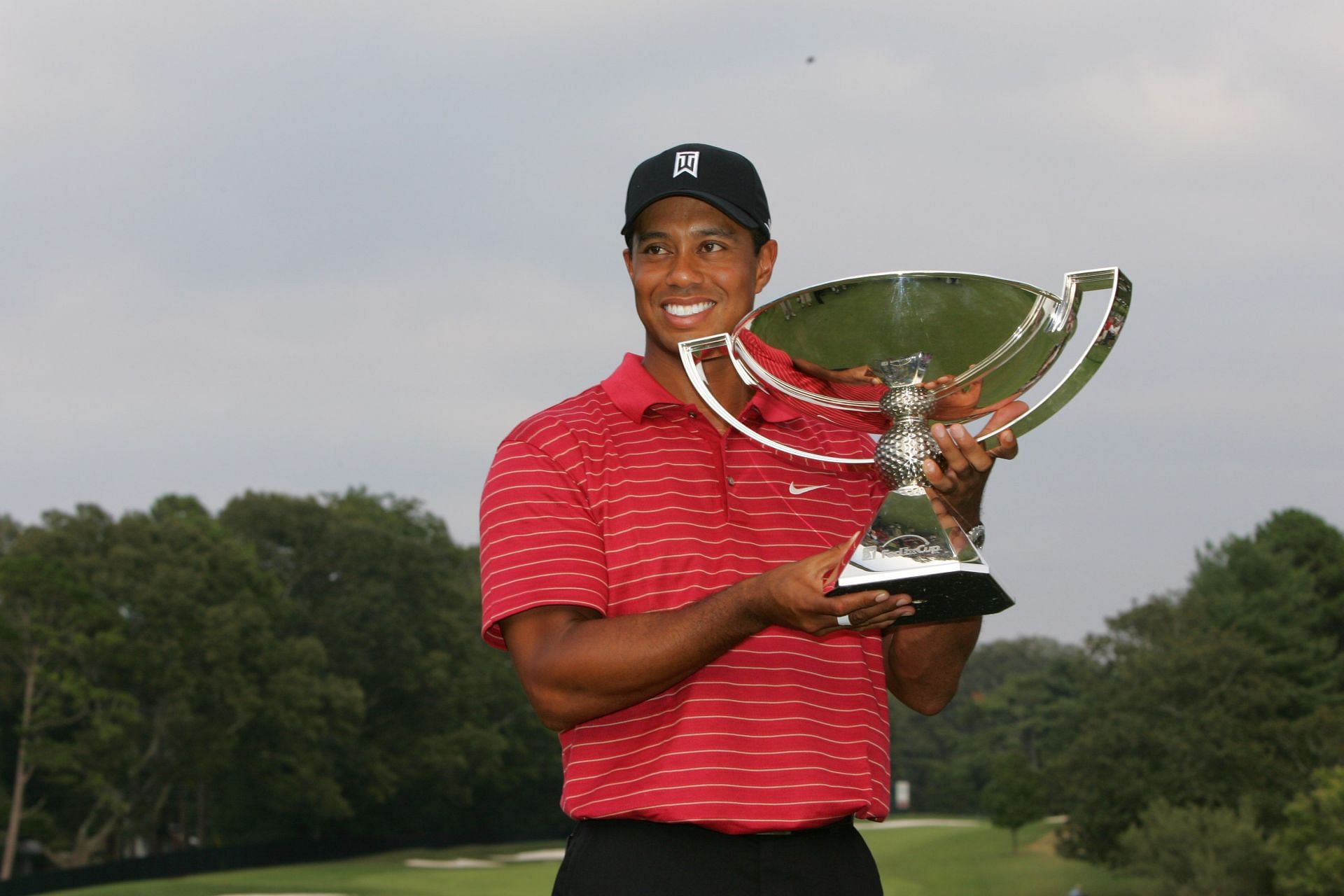 Tiger Woods holding the FedEx Cup trophy (Image via Getty)