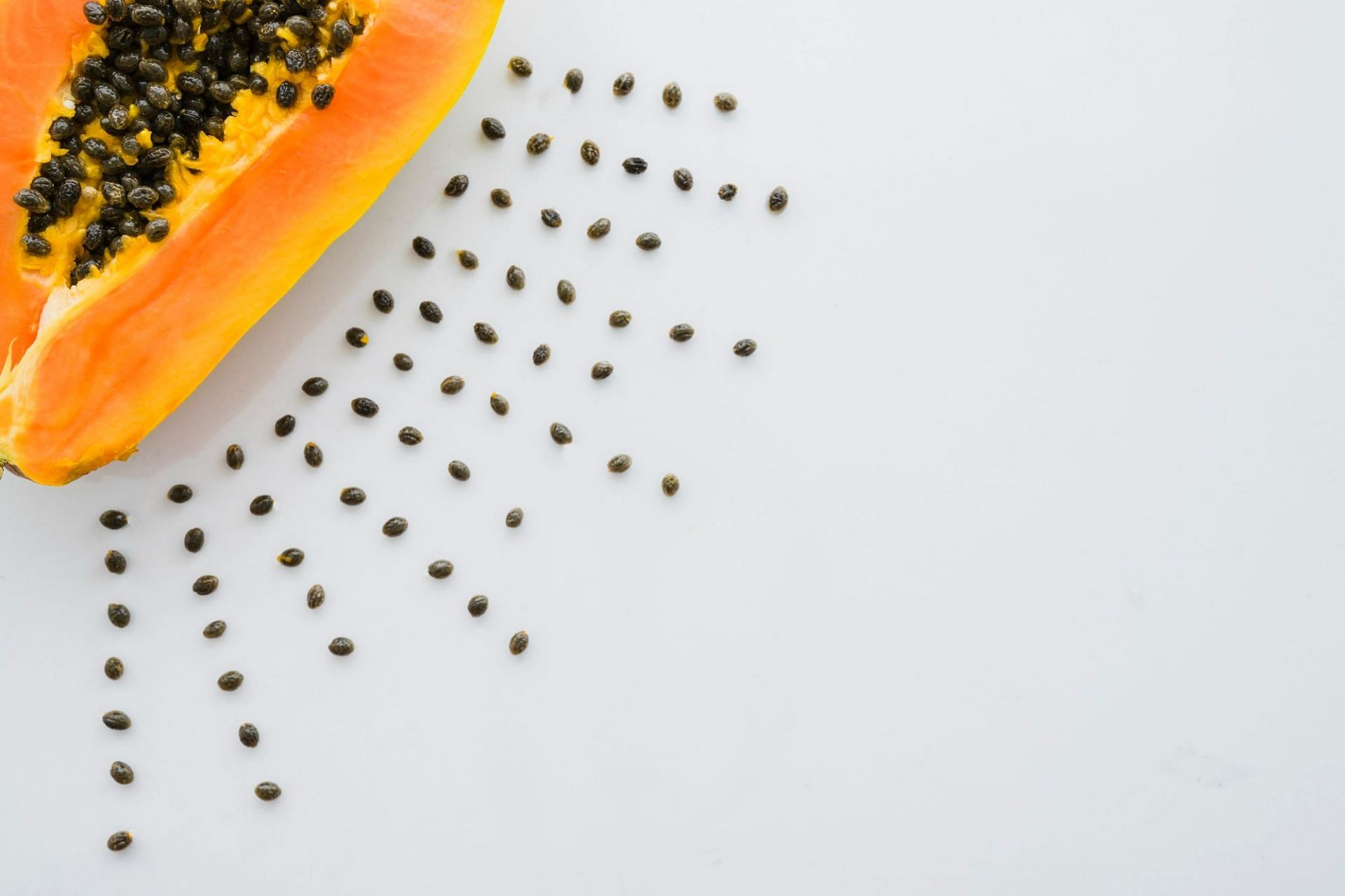 A paste of papaya seeds can be applied on the face to get skin benefits (Image by Freepik)