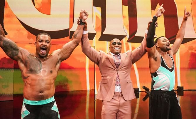 WWE SmackDown में फेमस Superstars ने जीता धमाकेदार मैच, टॉप टीम को हराकर दिग्गज के साथ जीत का मनाया जश्न
