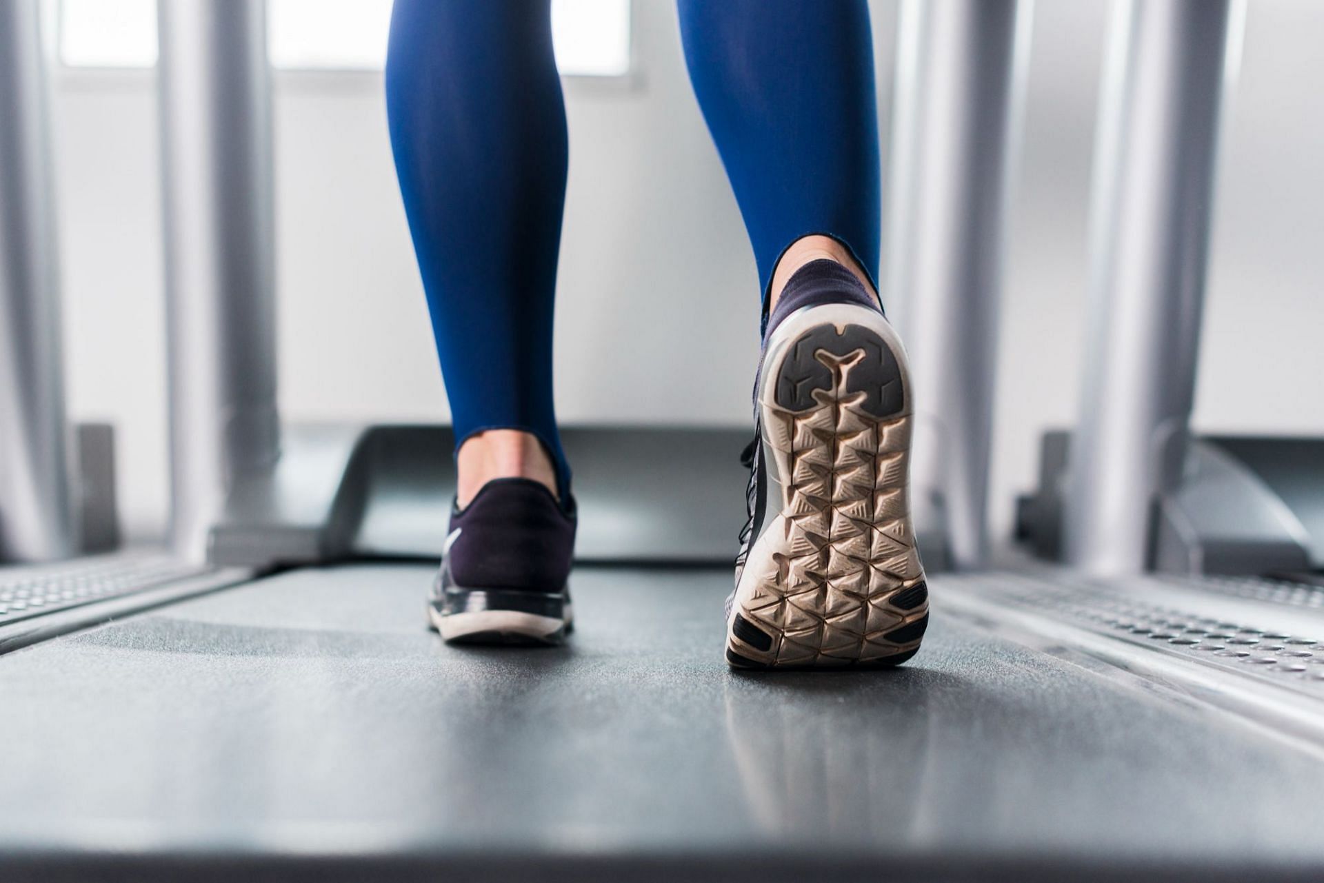 Always wear shoes in the gym. (Photo via Freepik)