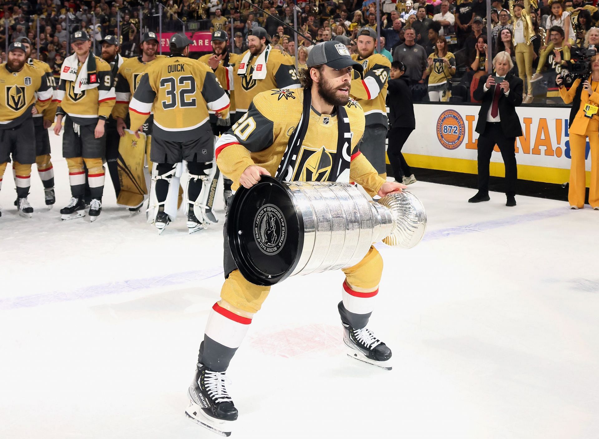 A stand for the #StanleyCup? We knew just who to call… 💪 (🎥 @thesorr