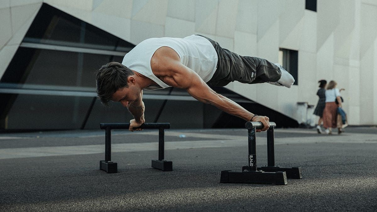 Calisthenics vs Weightlifting (Image via Getty Images)