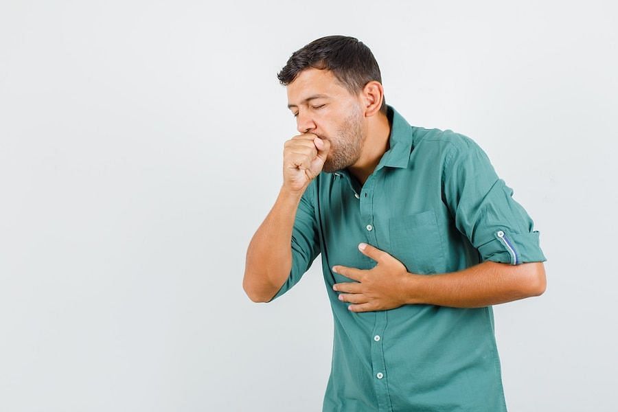 signs of walking pneumonia (Image via freepik/8photo)