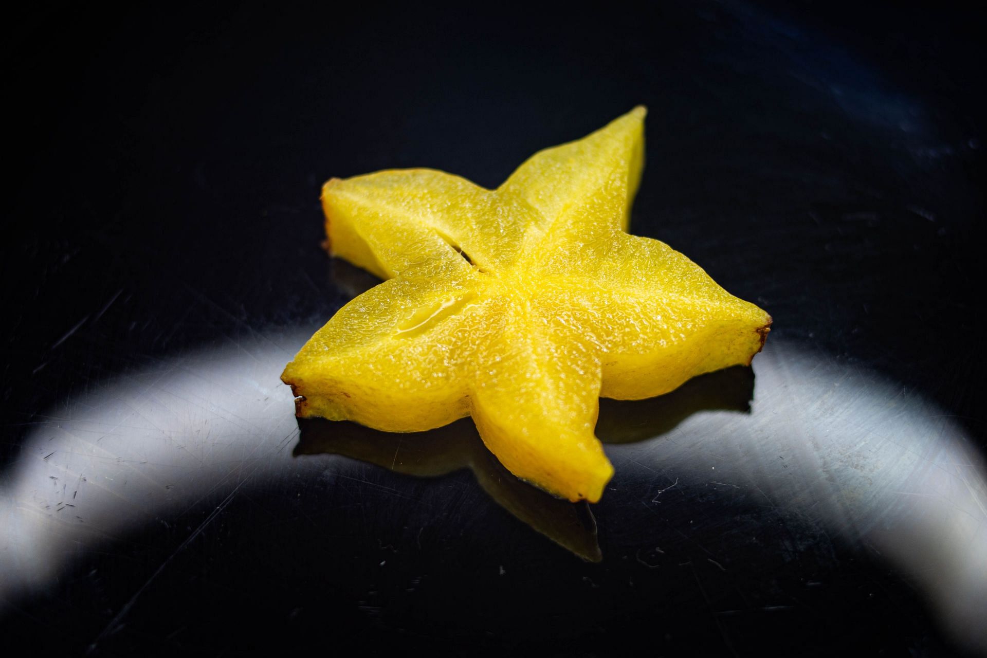 Yellow star fruit is not safe for people with kidney disease. (Image via Unsplash/Lucas George Wendt)