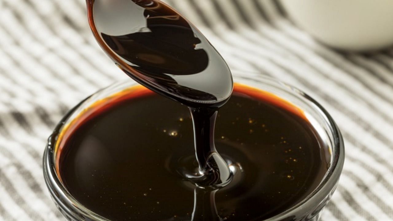 Molasses in different types of sugars (Image via Getty Images)