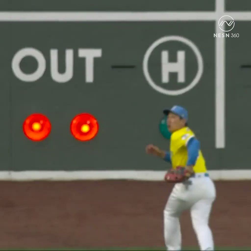 Ball gets stuck in light of Fenway Park's Green Monster scoreboard