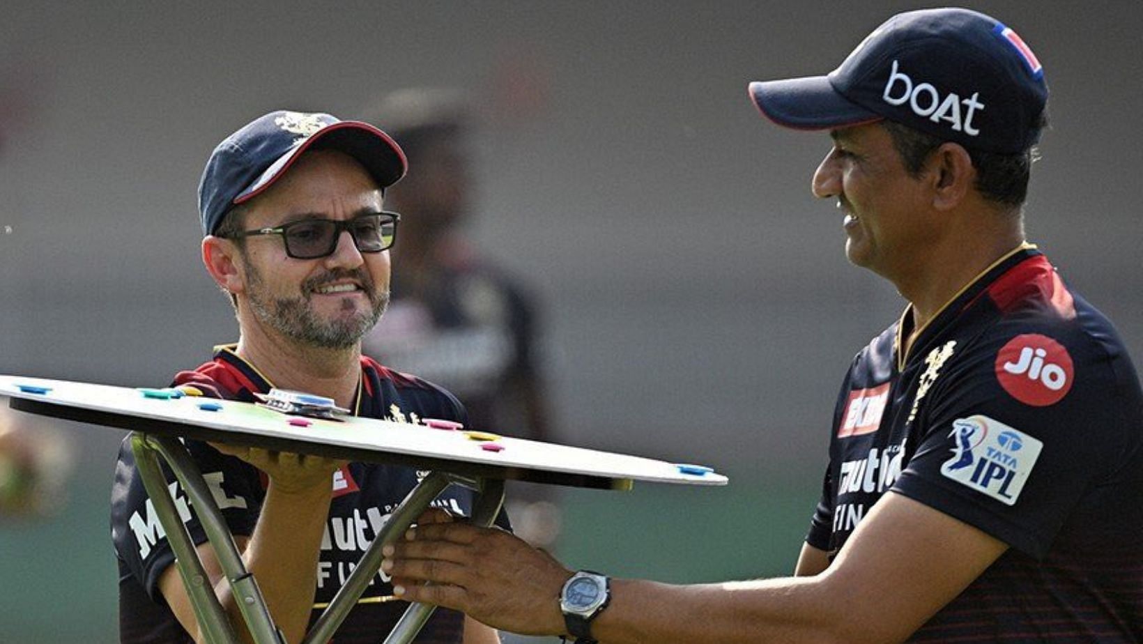 Mike Hesson (L) and Sanjay Bangar.