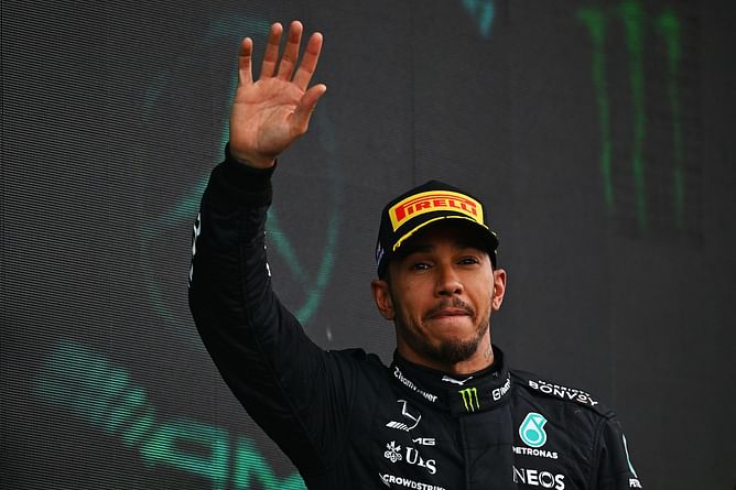 BREAKING: Lewis Hamilton officially extends his Mercedes F1 contract till 2025