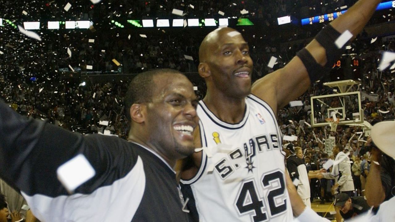 Kevin Willis, right, with the San Antonio Spurs