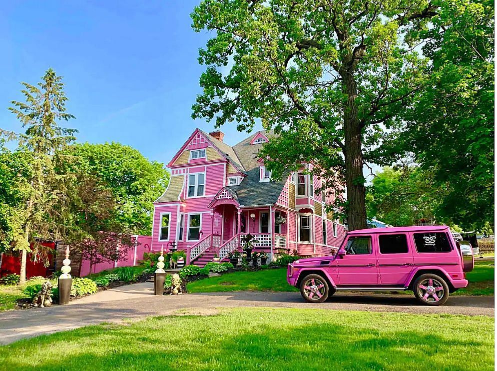 Social media users share reaction as image of the Barbie-inspired mansion goes viral on the internet. (Image via Brooke, Fleetwood Rentals/ Airbnb)