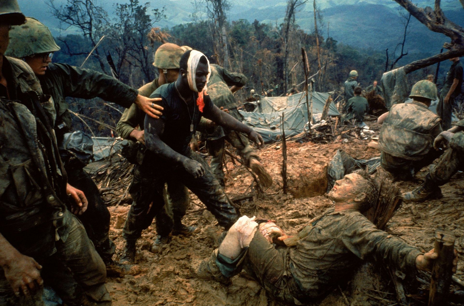 Wounded Marines in the south of the DMZ in Vietnam, 1966 (Image via Getty)