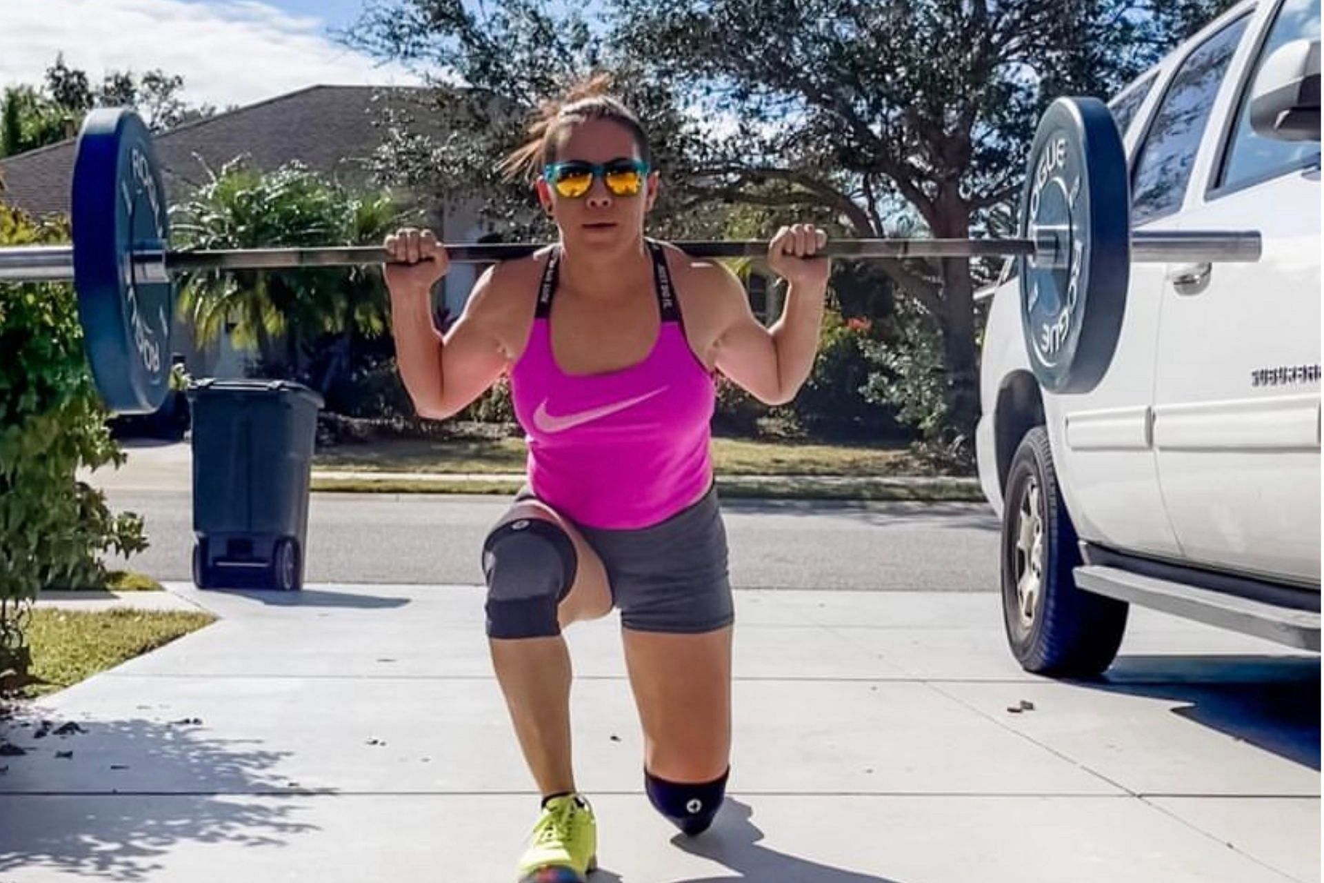 Barbell lunges are a multi-joint exercise.  (Photo via Instagram/linniccarmotomami)